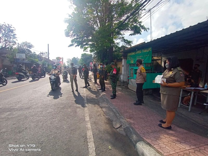 Penegakan protokol kesehatan di kawasan pertigaan Jl. Siulan dan WR Supratman