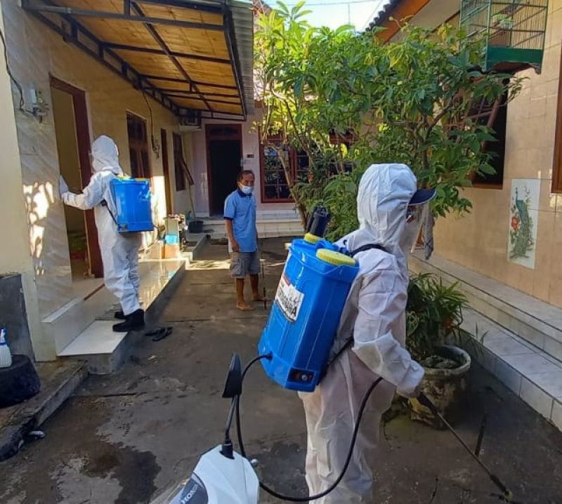 Penyemprotan Disinfektan ke rumah - rumah warga Desa yang keluarganya Positif COVID-19