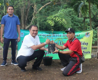 Kegiatan Jumat Pagi Bersih Lingkungan (JUMPA BERLIAN) yang dirangkaikan dengan penanaman pohon