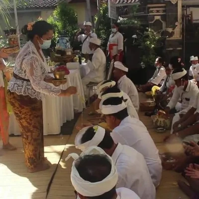 Kegiatan persembahyangan bersama dalam rangka Piodalan ring Padmasari Kantor Perbekel Desa Kesiman Kertalangu.