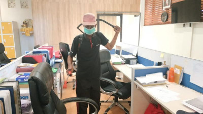 Penyemprotan Cairan Disenfektan di seluruh ruangan kantor Perbekel Desa Kesiman Kertalangu